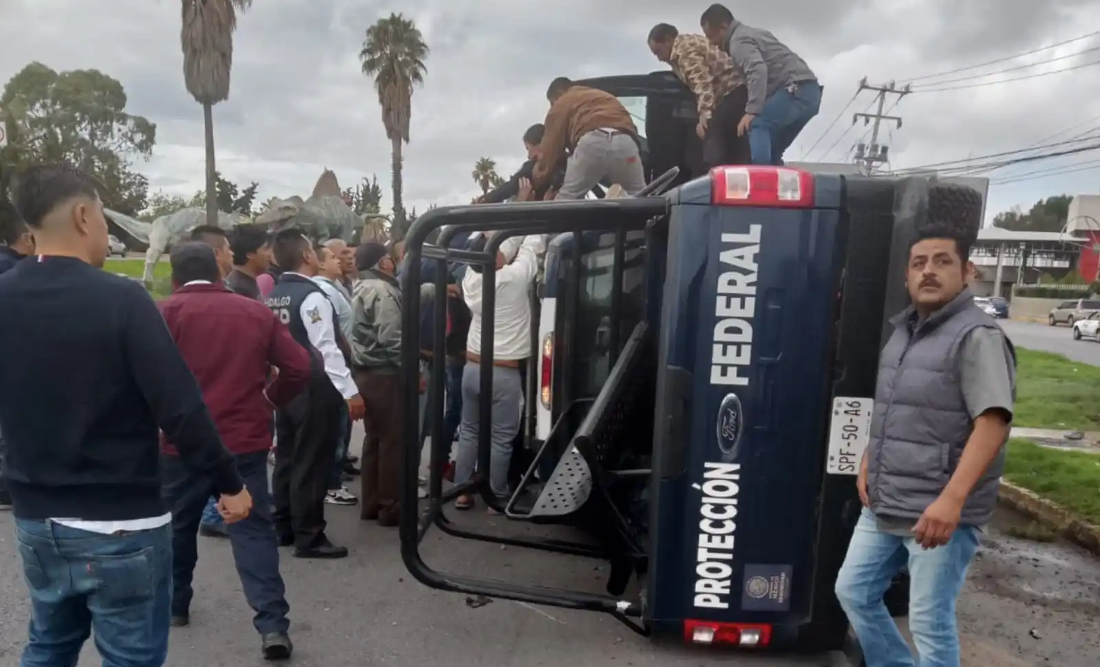 Image from Info Libre: 🚨 *Vuelca patrulla federal en Pachuca; dos elementos resultan lesiona...