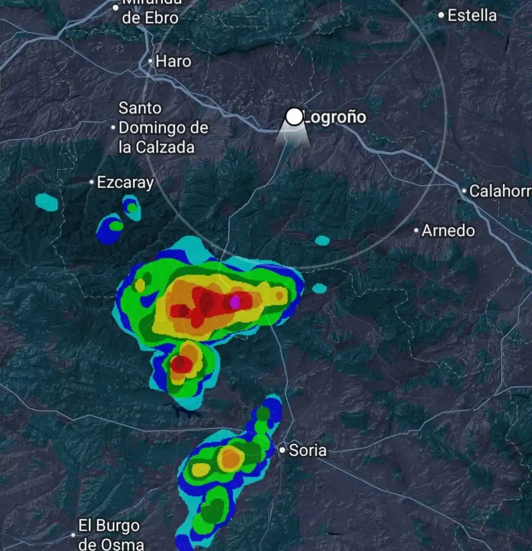 Image from La Rioja Meteo (Dani Benito y Jorge Carrera): 🥵 Alcanzando los 34-35 grados en el Valle del Ebro en estos momentos....