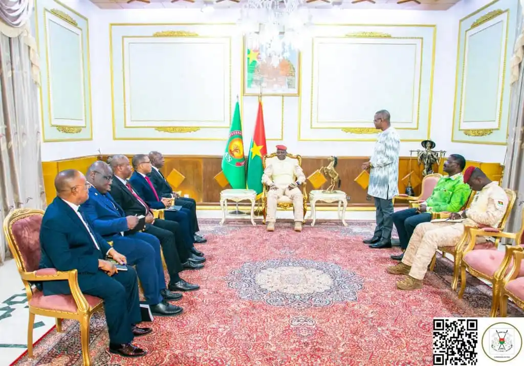 Image from L'Info en Clair: AUDIENCE DU PRÉSIDENT DU FASO Le Capitaine Ibrahim TRAORÉ échange ave...