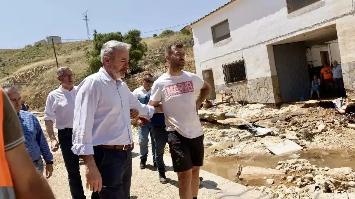 Image from El Periódico de Aragón: ‼️ Azcón viajó en coche oficial a Galicia el fin de semana de las torm...
