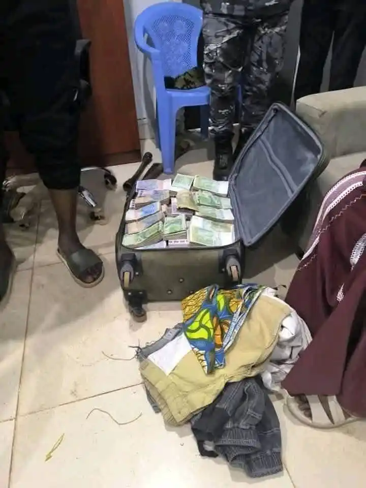 Image from L'Info en Clair: 🚨 Côte d'Ivoire : Deux Jeunes Interceptés avec 500 Millions de F CFA ...