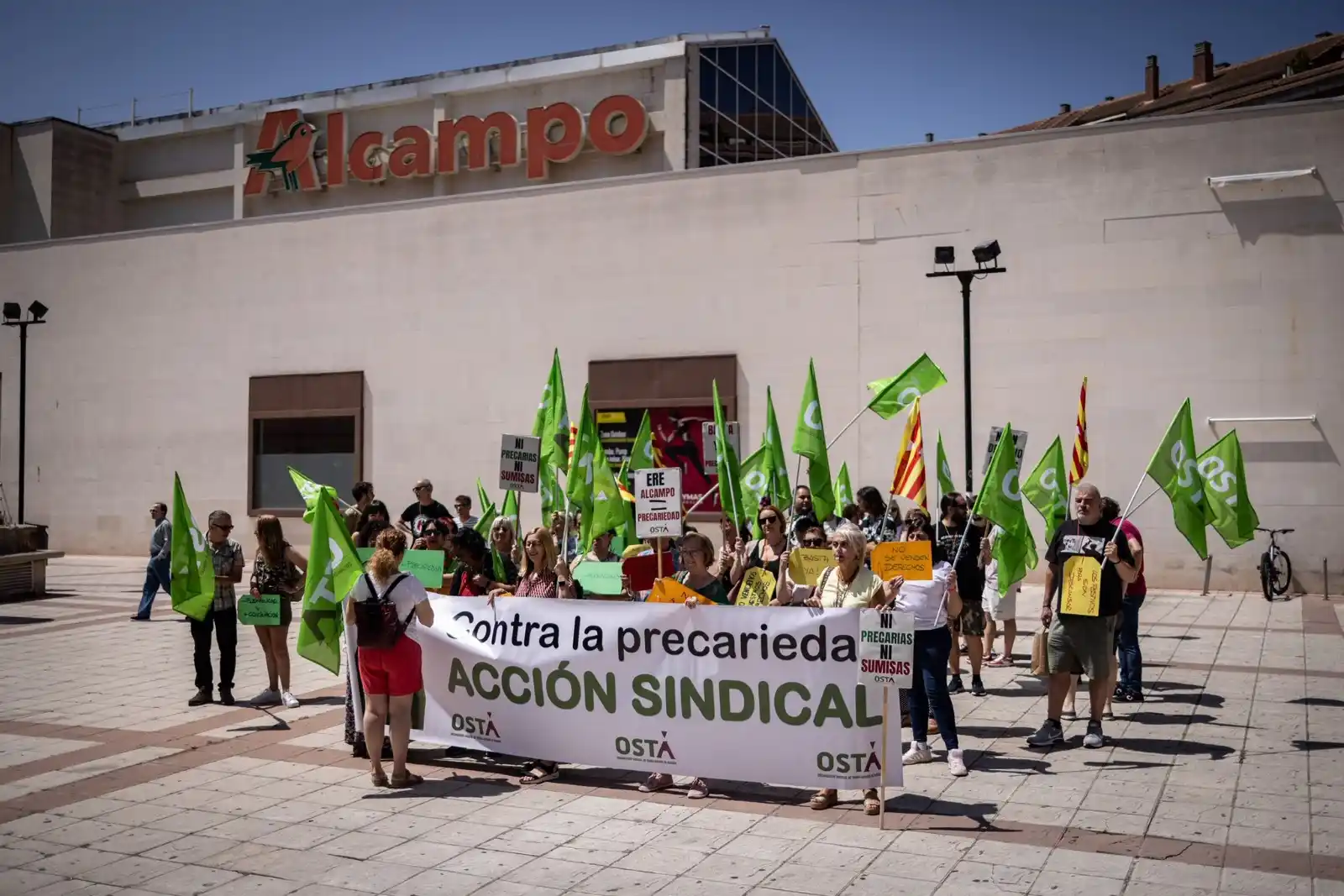 Image from El Periódico de Aragón: ‼️Las trabajadoras de Alcampo del sindicato OSTA, contra el "oscuranti...
