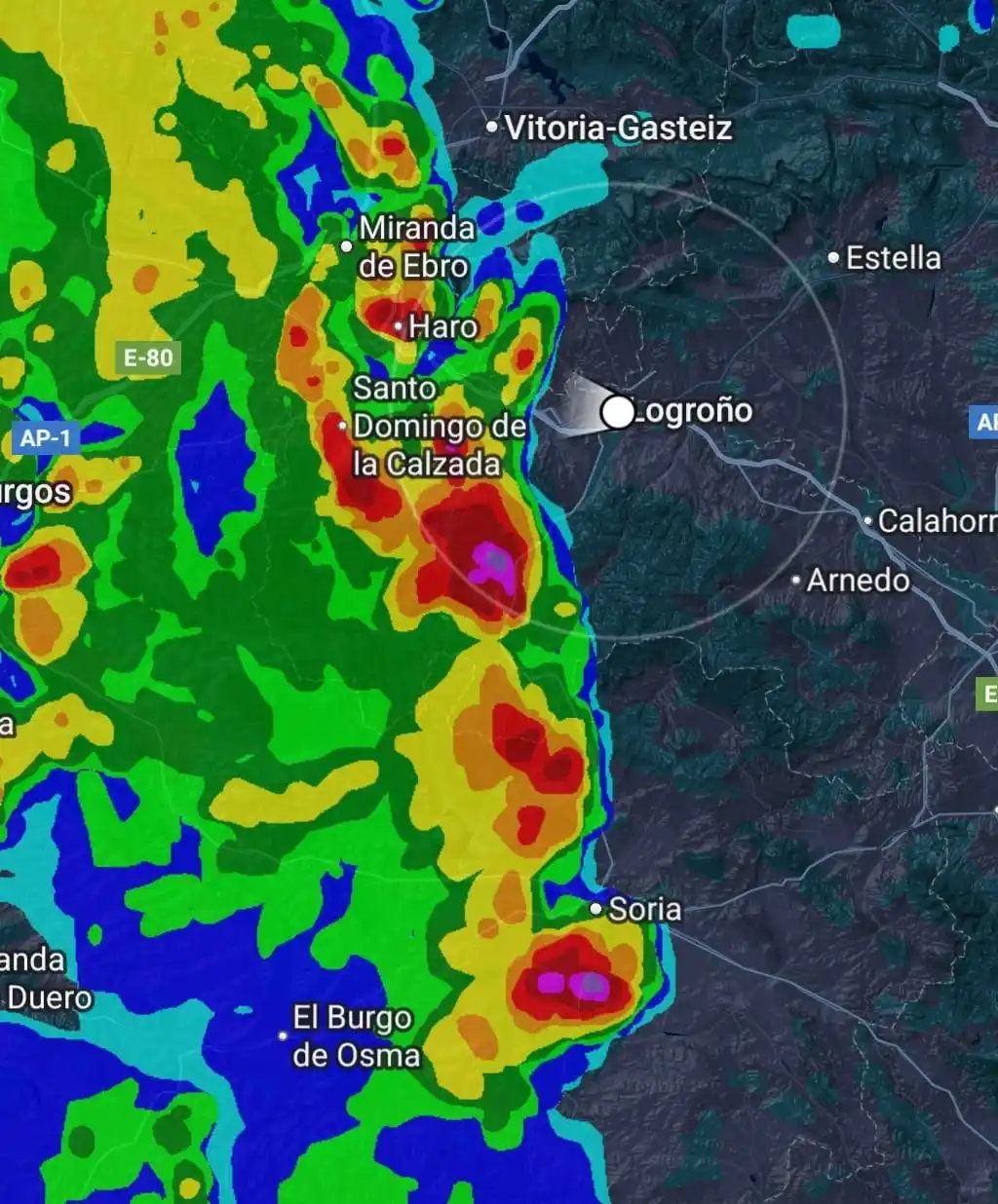 Image from La Rioja Meteo (Dani Benito y Jorge Carrera): ⚠️⚠️ Llegan fuertes tormentas a <a class="text-blue-500 hover:underlin...