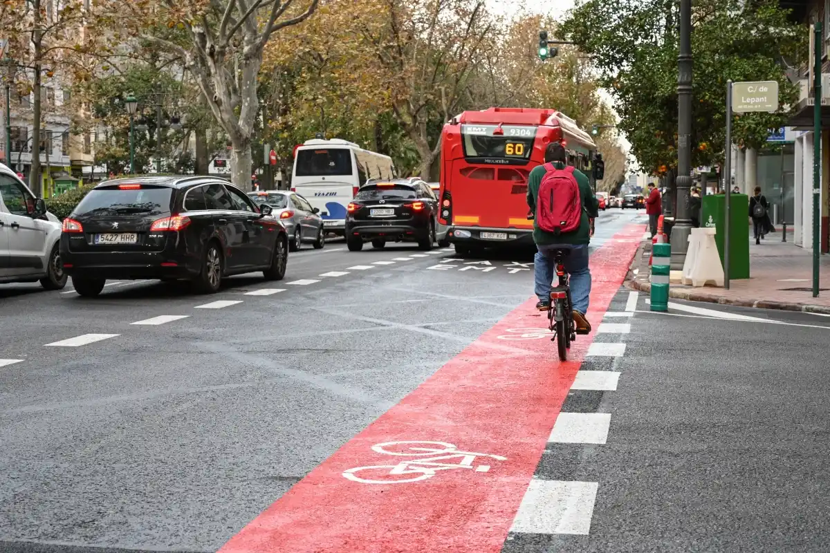Image from Valencia Plaza: *Los conductores de la EMT piden más control para evitar que se aparqu...