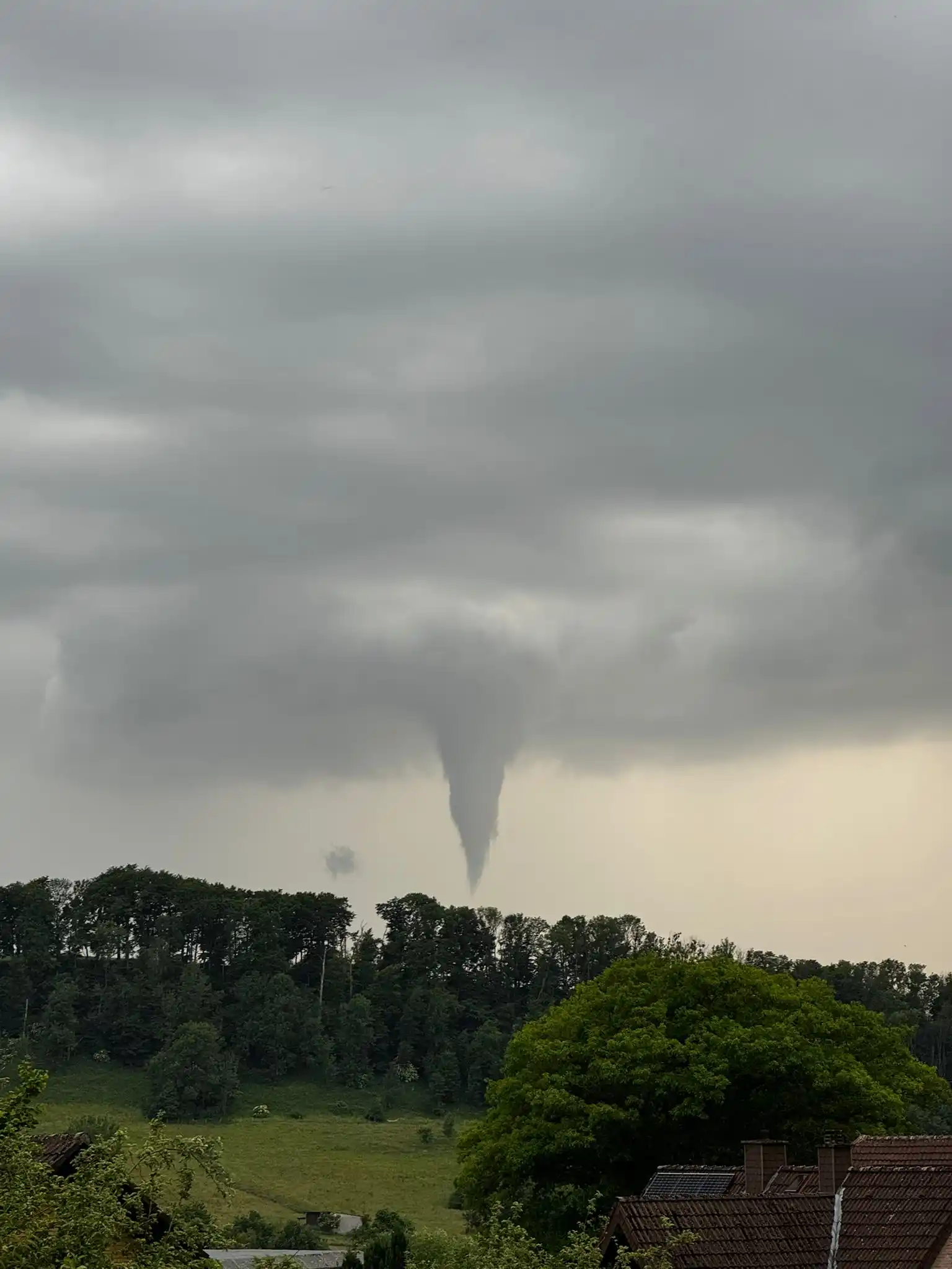Image from Wetter Unwetter Deutschland: ++++Tornado Sichtung bei Paderborn (Altenbeken)++++++ Das Bild ist un...