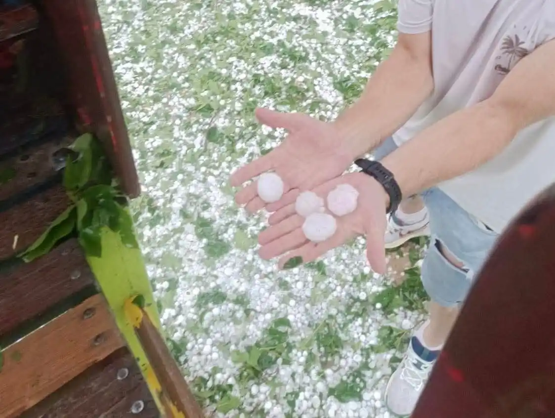 Image from La Rioja Meteo (Dani Benito y Jorge Carrera): ⛈️ “Somos unos riojanos que estábamos de viaje en La Roda cuando nos p...