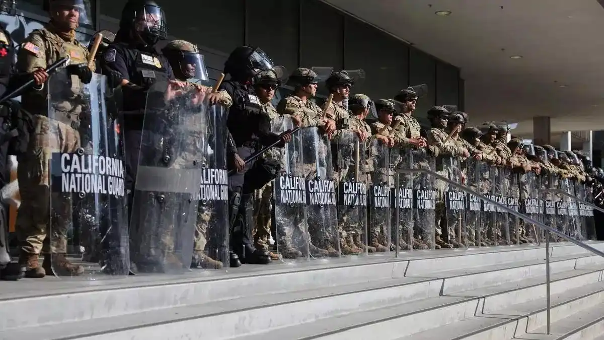 Image from El Periódico de Aragón: ‼️ Tensión en EEUU ‼️  🔴 Un juez bloquea el despliegue de la Guardia ...