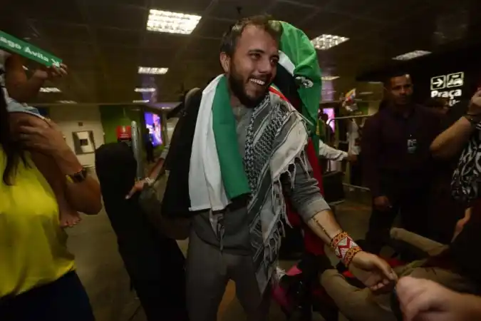 Image from Correio Braziliense: 📰 Thiago Ávila retorna a Brasília após tentativa de entrada em Gaza h...