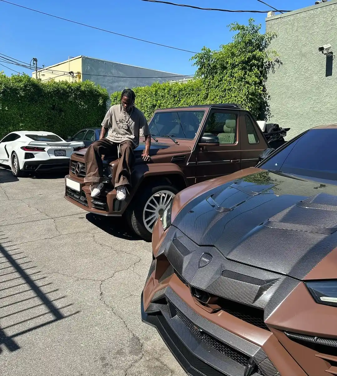Image from UOL | Universo Travis Scott : Travis aqui é dono da nossa garagem dos sonhos! 🤎☝️ 📸 @travisscott/...