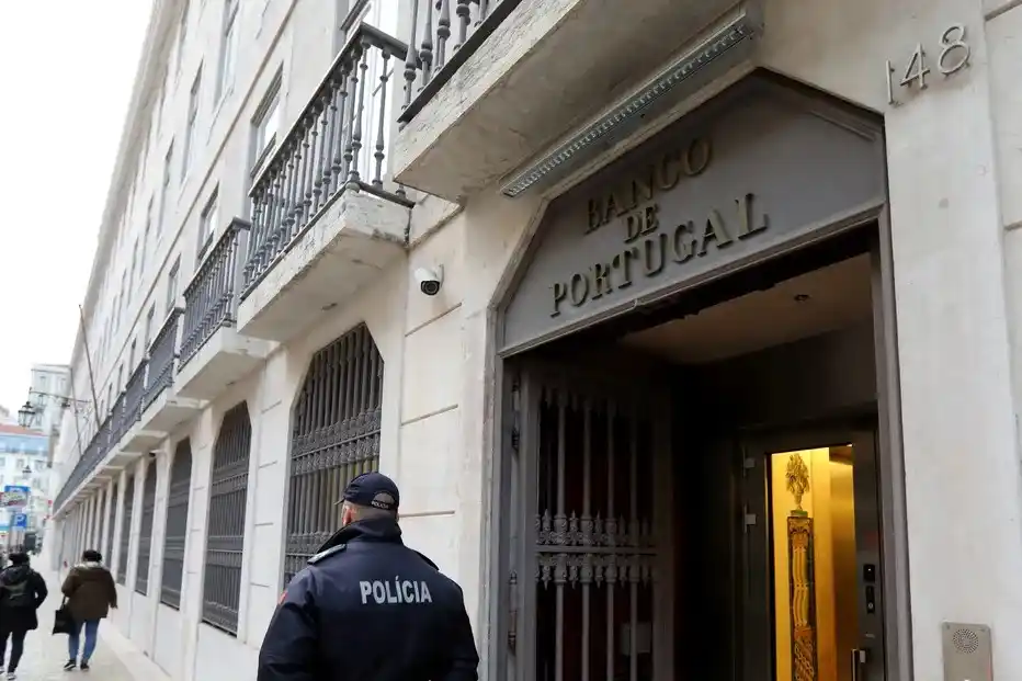 Image from Correio da Manhã: *Aumentam alertas para burlas no crédito*  https://tinyurl.com/4abtcx2...