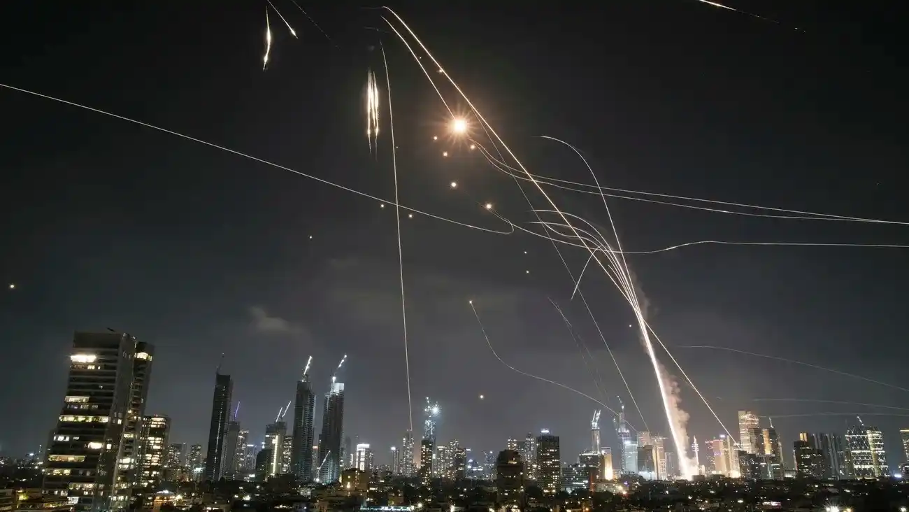 Image from Correio da Manhã: *Boa noite! O Conflito Israel-Irão não dá tréguas. Donald Trump ponder...