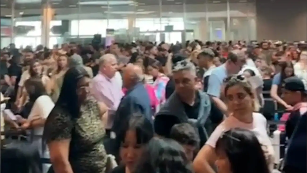 Image from Correio da Manhã: *Caos no controlo de passaportes do aeroporto de Lisboa* 🎥 *Veja o v...