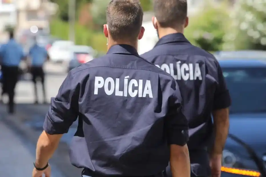 Image from Correio da Manhã: *Carro desgovernado atropela seis pessoas em paragem de autocarro de Q...