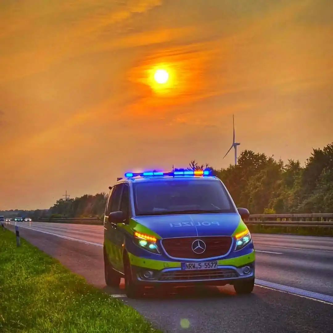 Image from Polizei NRW Dortmund: Impressionen aus dem Spätdienst 🧡 … und ein kleiner Hinweis ☀️ 🌡️ ...