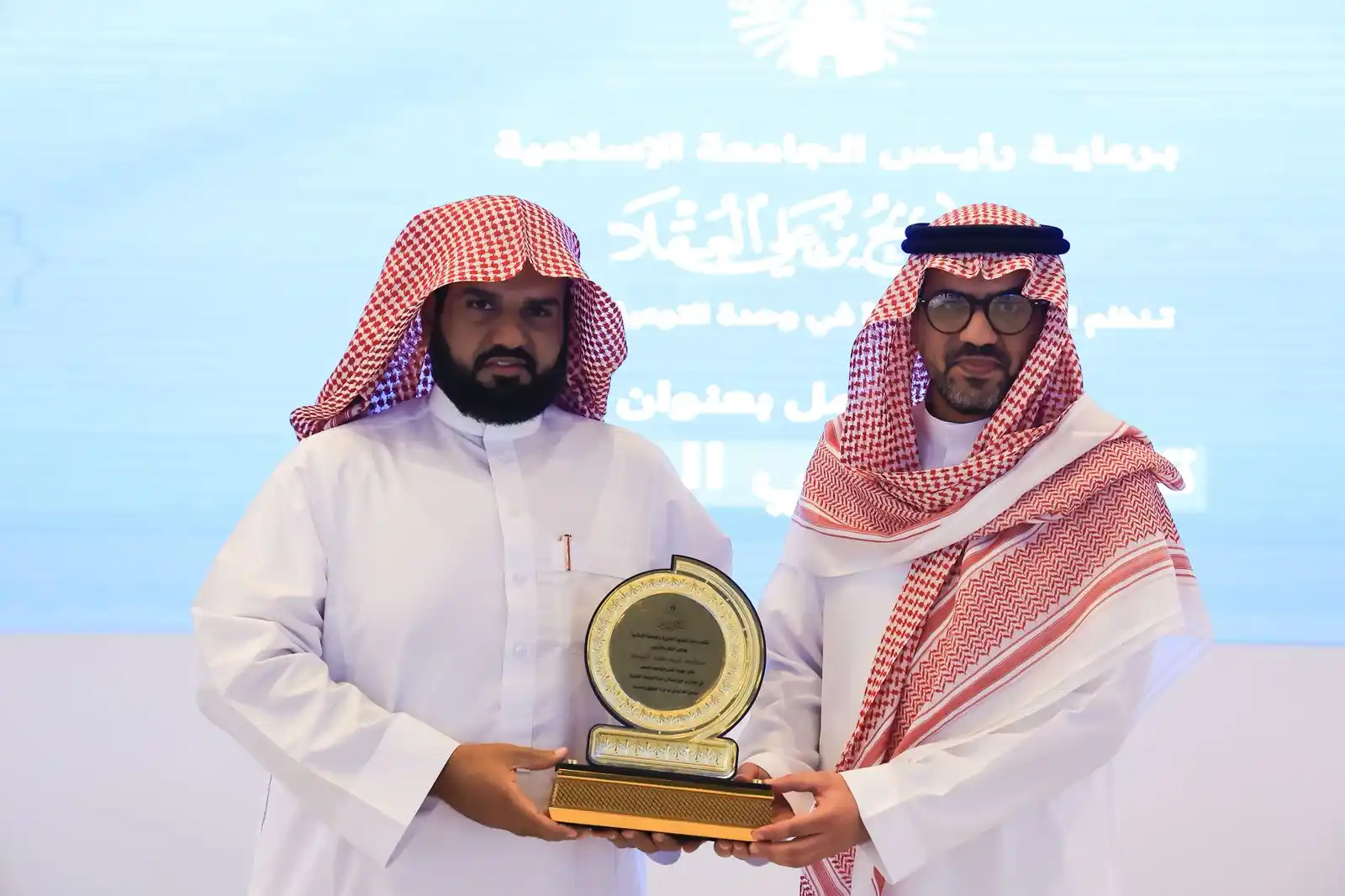 Image from الجامعة الإسلامية بالمدينة المنورة: كما كرّم الجهات الإدارية والأكاديمية المشاركة في الورشة، تقديرًا لجهود...