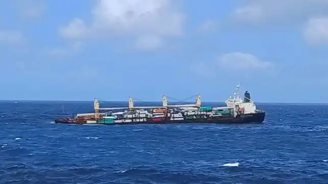 Image from Seafarer's Update ✍️ 🚢: *Korean Bulker Rescues Crew from Cargo Ship Sinking in the Indian Ocea...