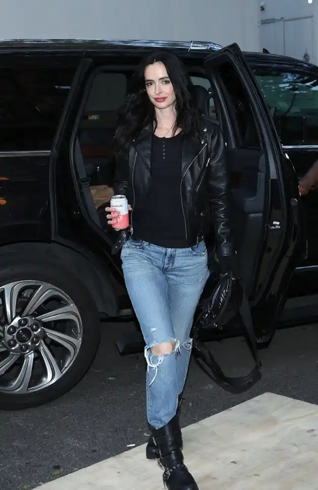 Image from โ ๐๐๐ซ๐๐ฅ๐ ๐๐๐ซ๐ฏ๐๐ฅ๐ข๐ญ๐๐ฌ โ: *Krysten Ritter* as *Jessica Jones* on the set of *โDAREDEVIL: BORN AG...
