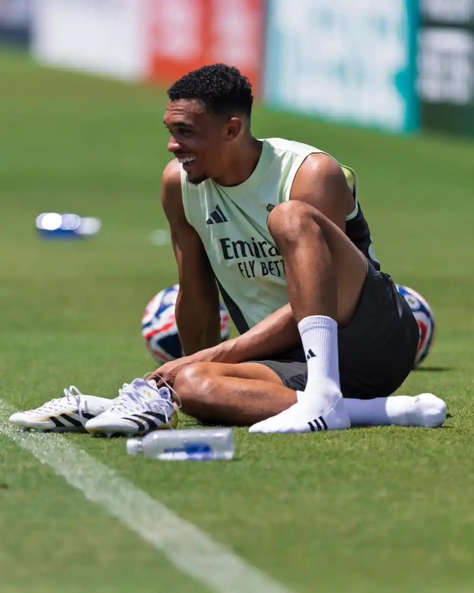 Image from Fiifi Manfred Sports: 🚨 NEW: Xabi Alonso & his coaching staff are working on Trent’s DEFEND...