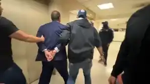 Image from Correio da Manhã: *O momento em que candidato democrata à Câmara de Nova Iorque é detido...
