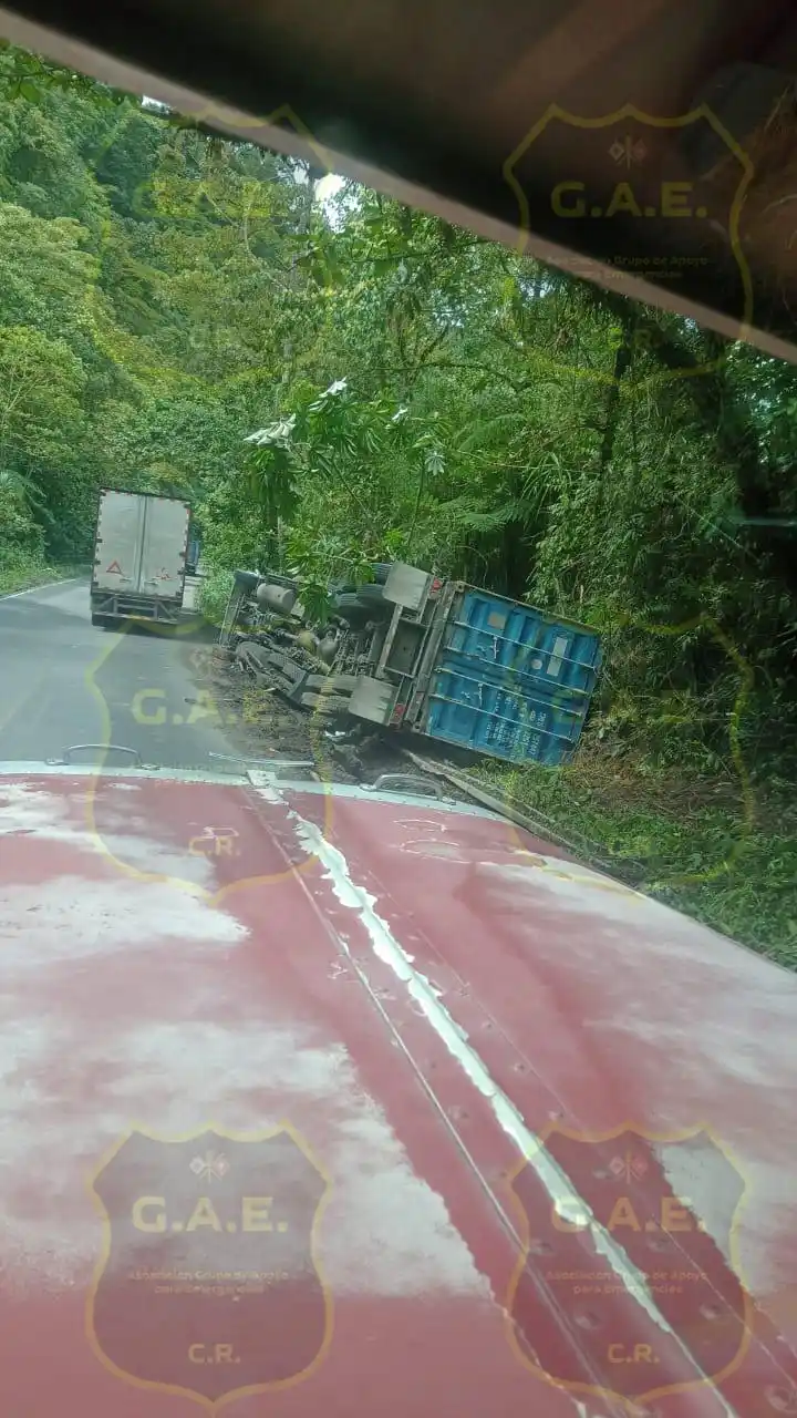 Image from Reportes Emergencias CR y novedades en Rutas Nacionales: Ruta 32 del Sucio hacia SJ. Vuelco de trailer. Sin pacientes en escen...