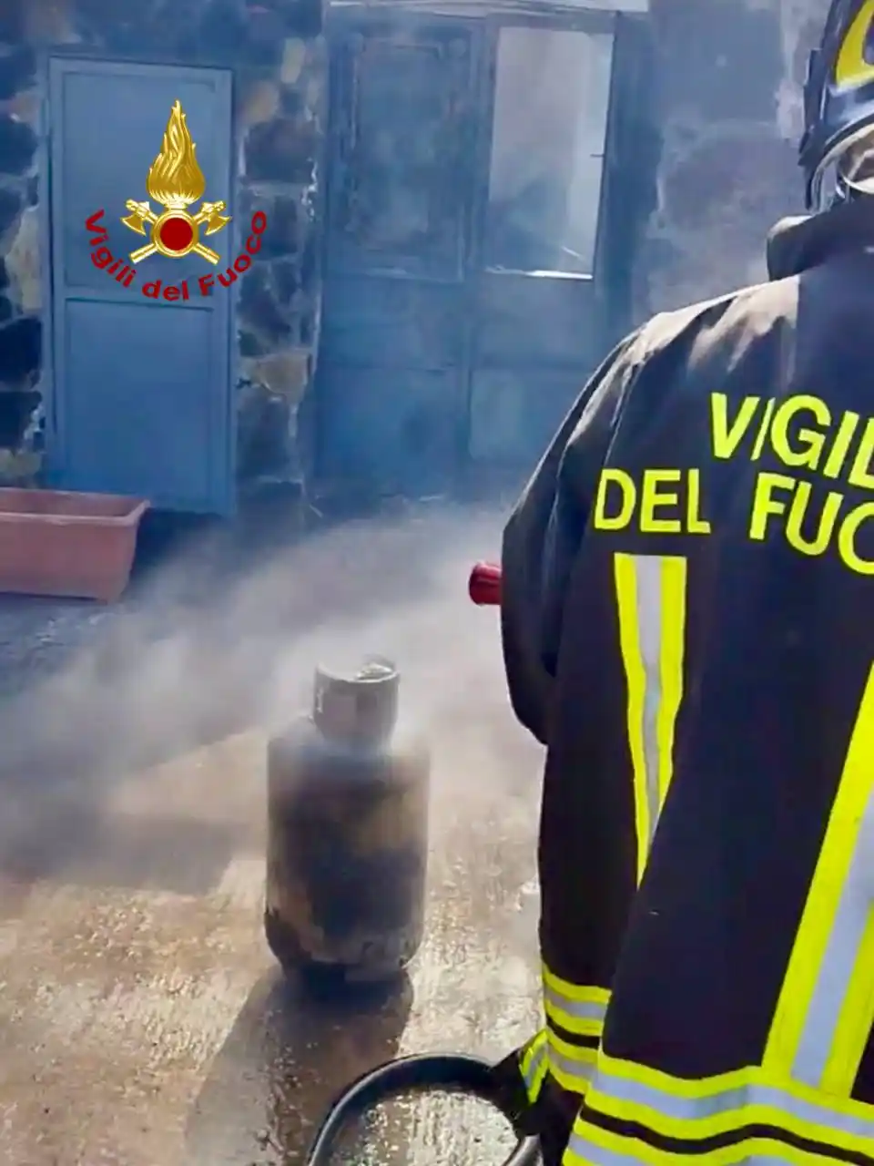 Image from Video Star: Bronte: fiamme in una villetta, intervento dei Vigili del Fuoco Un v...