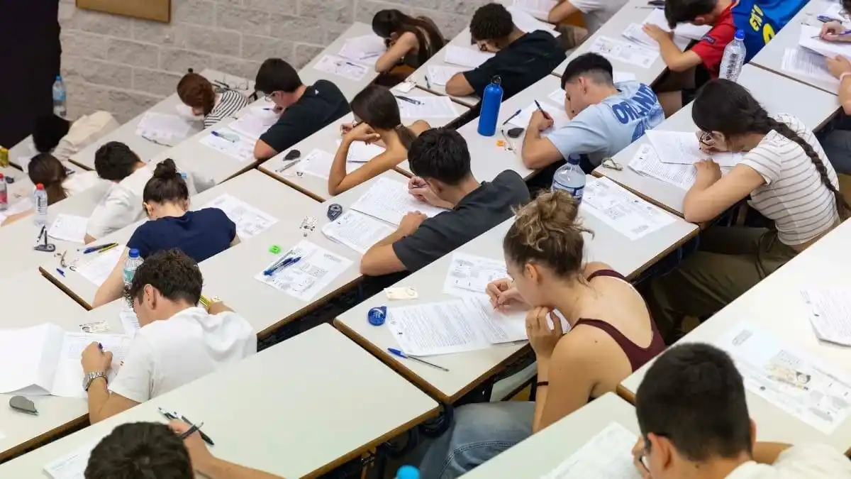 Image from NoticiasTrabajo: 📚 Comienzan a llegar las notas de la PAU en muchas comunidades, otras...