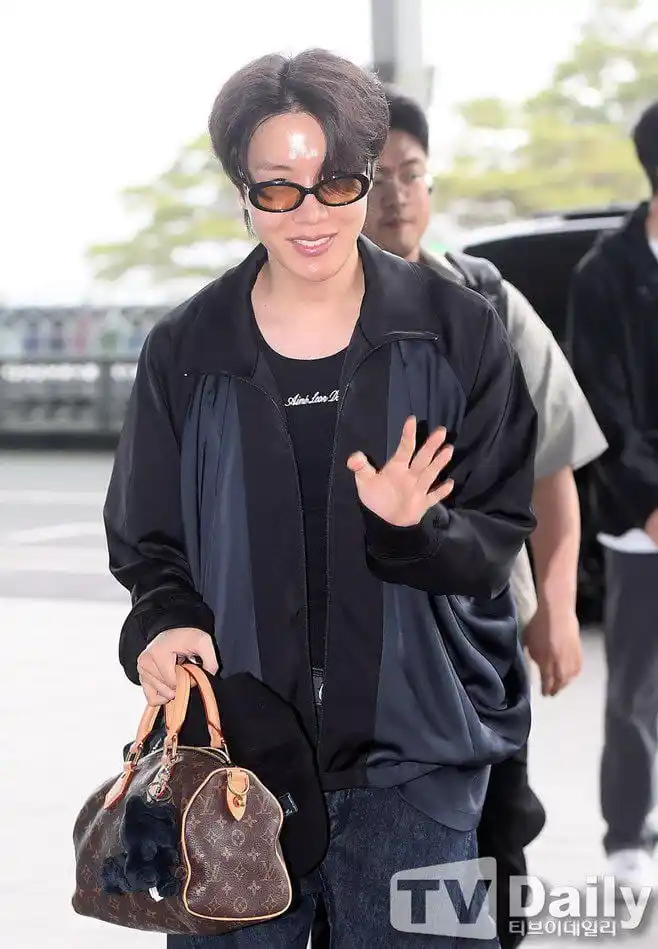 Image from ๐ง๐ทโ๐ซ ึขึขหขแตแตแตแตสณแต๐๐๐๐๐๐๐๐: *โโ๐ฬFOTO DA MรDIA* *_๐ธ| `J-Hope` chega ao programa de rรกdio "Bae C...