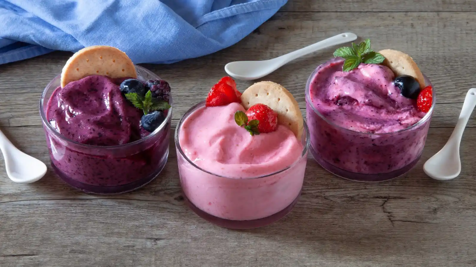 Image from Cookist: 🍓🫐GELATI ALLA FRUTTA SENZA GELATIERA 🍓🫐 🍨 Basterà congelare la f...