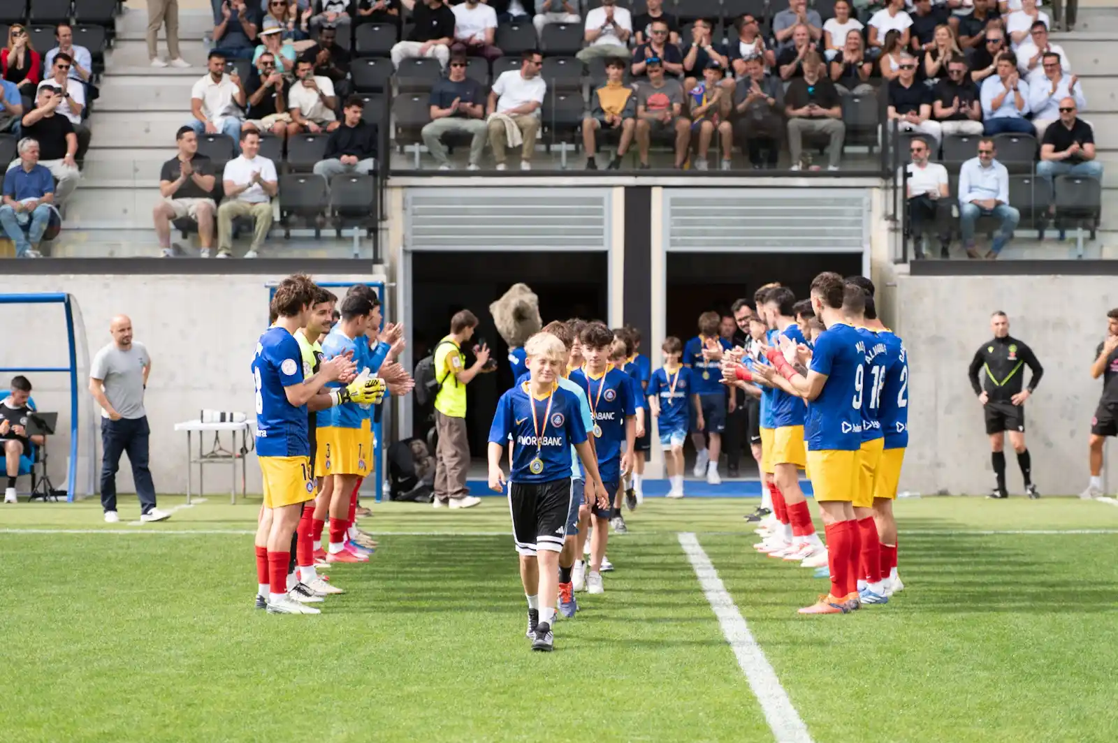 Image from FC Andorra: 🙌🏼 𝓗𝓸𝓶𝓮𝓷𝓪𝓽𝓰𝓮 𝓪𝓵𝓼 𝓬𝓪𝓶𝓹𝓲𝓸𝓷𝓼!  👏🏼 Passadís a l'In...