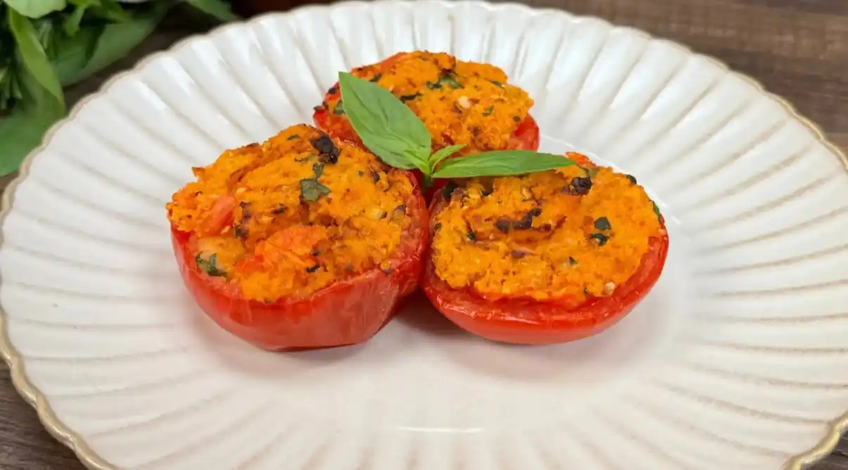 Image from Cookist: 🍅*POMODORI RIPIENI AL FORNO* 🍅 Farciti in questo modo sono una cena ...