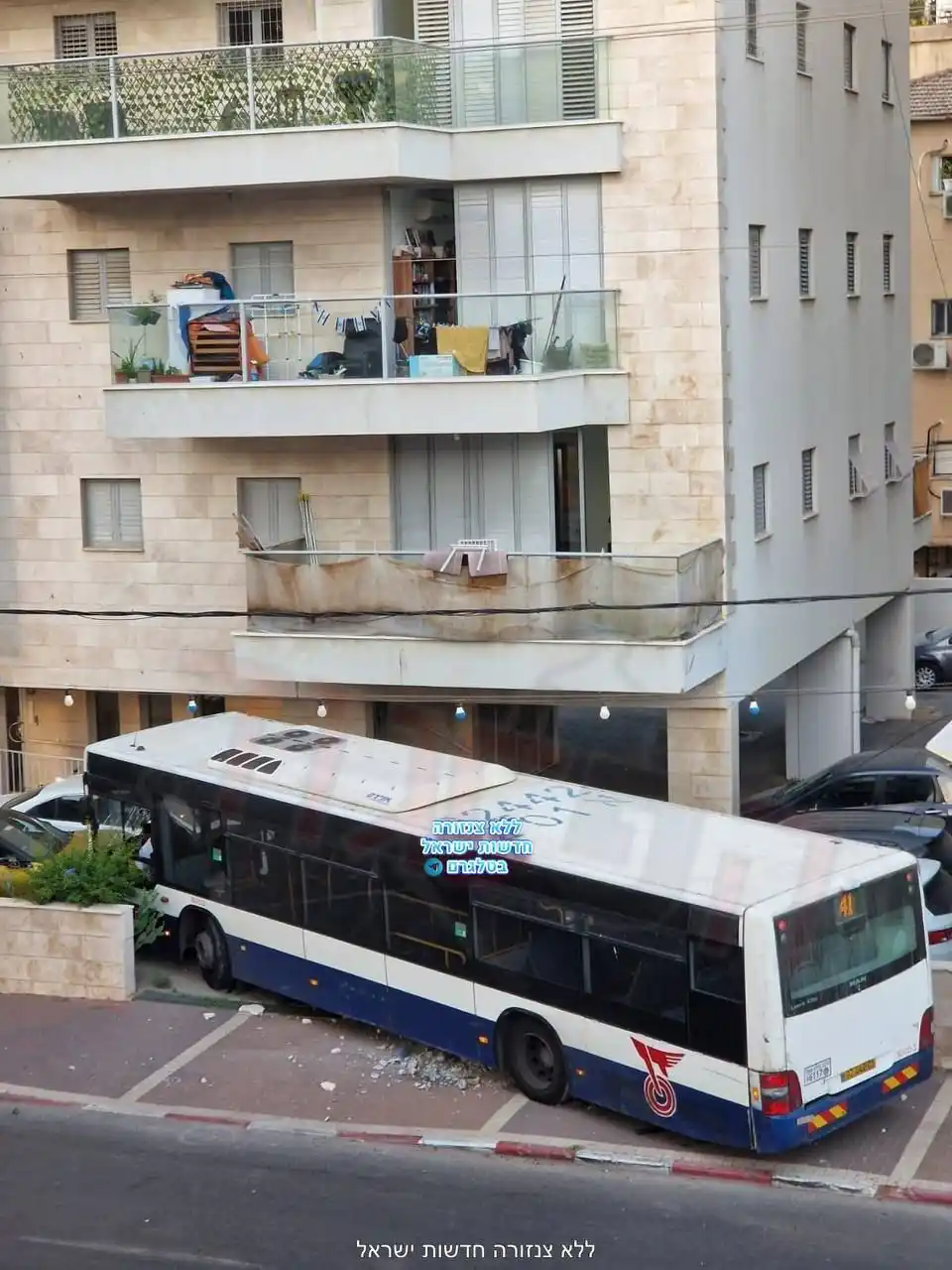 Image from القسطل الاخباري | القدس: عاجل | حافلة مستوطنين تصطدم بمبنى في "بتاح تكفا" بعد فقدان سائقها السي...