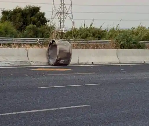 Image from القسطل الاخباري | القدس: عاجل | مصادر عبرية: إصابة مستوطن بجراح؛ جراء سقوط شظايا صاروخية على مر...