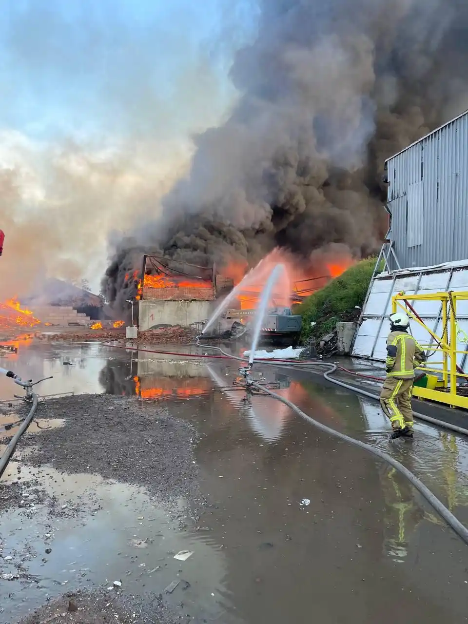 Image from Brandweer Westhoek: Brandweer Westhoek geeft sinds gisterenavond bijstand bij brand in Oos...