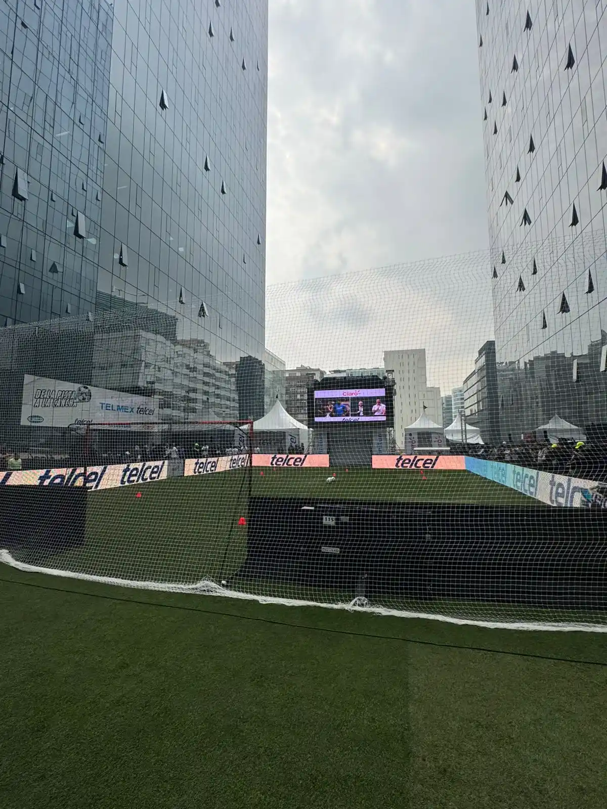 Image from Escudería Telmex : Conéctate ahora y sigue en vivo DE LA PISTA A LA CANCHA <a class="text...