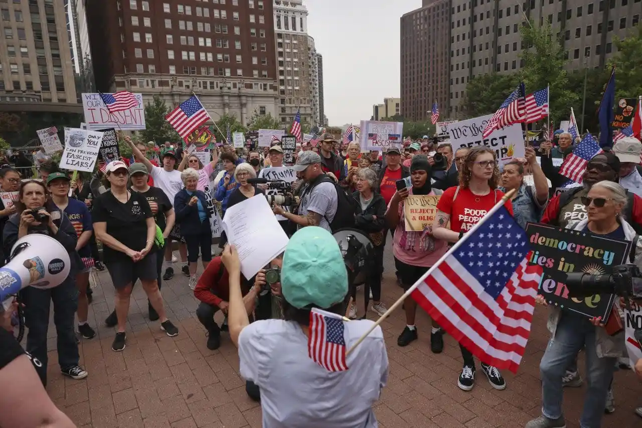 Image from LB Journalist: 🪧 EE. UU. marcha contra Trump en su cumpleaños 79: “No Kings” retumba...