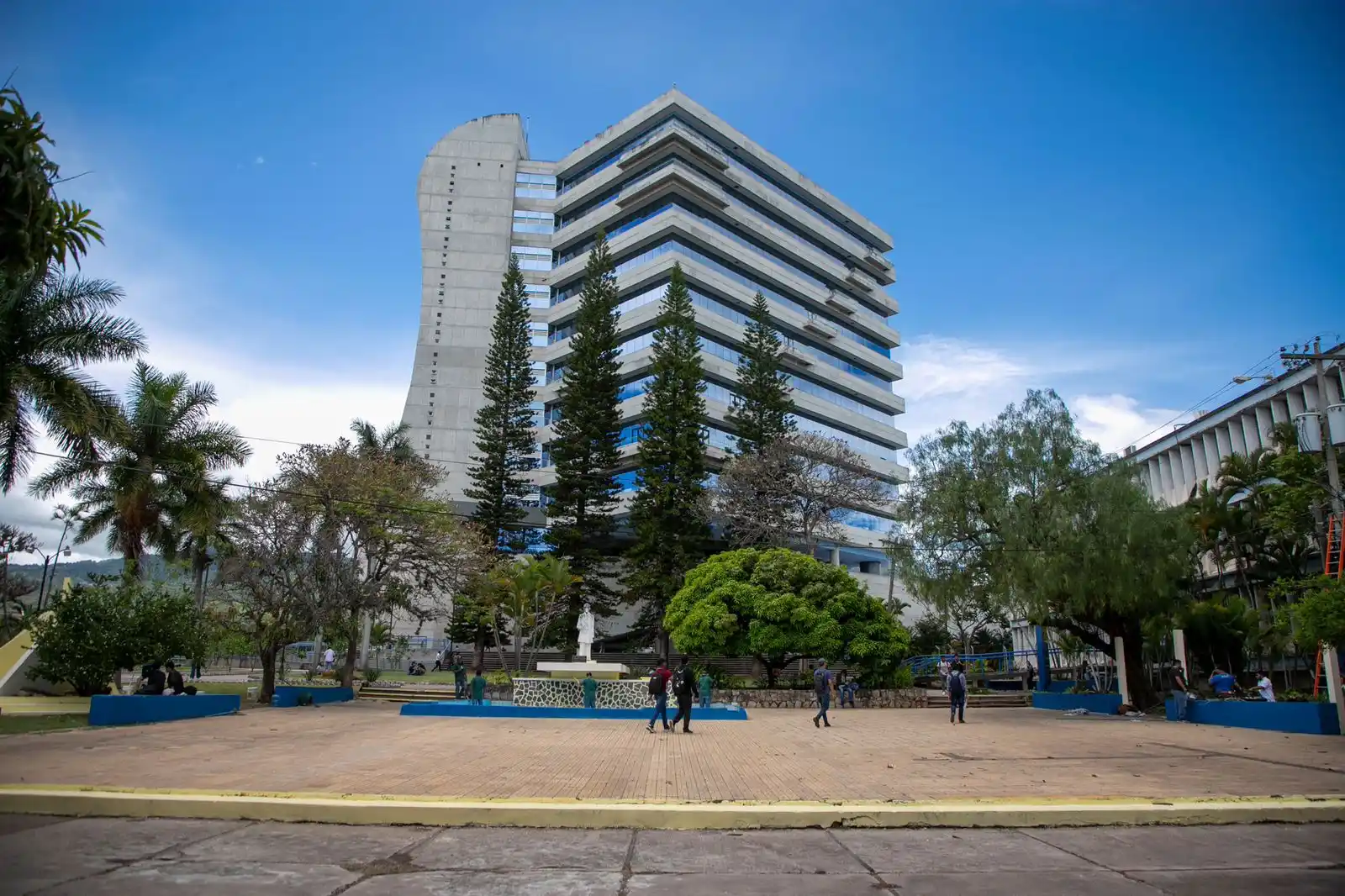 Image from Contracorriente: <a class="text-blue-500 hover:underline cursor-pointer" href="/hashtag...