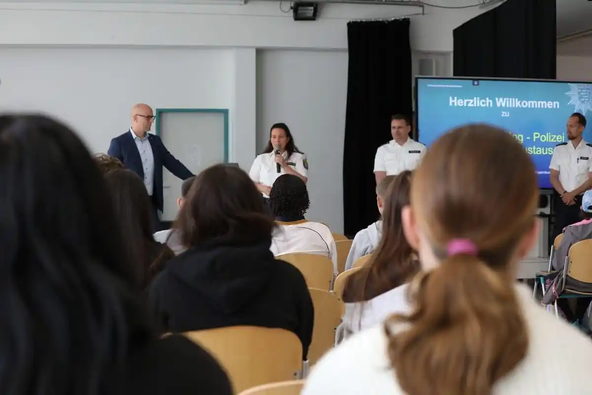 Image from Polizei Südosthessen: 🎙️ *Cops im Dialog – Polizei trifft Schule!* 🚔👩🏫 Am 15. Mai 2025...