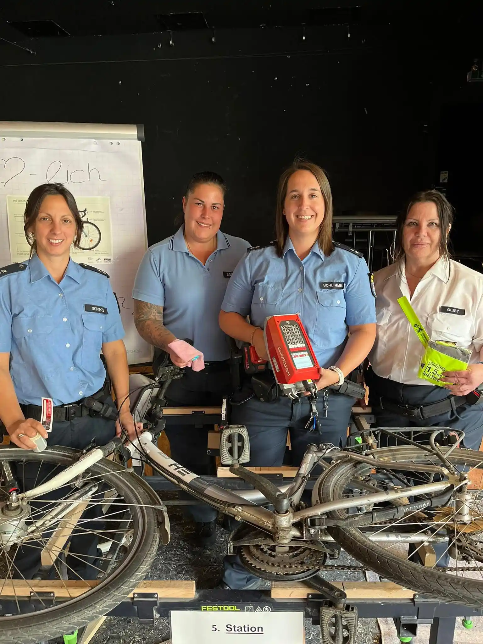 Image from Polizei Südosthessen: 🚲🔐 *Erfolgreiche Fahrradcodierungsaktion in Mühlheim am Main* Am *0...