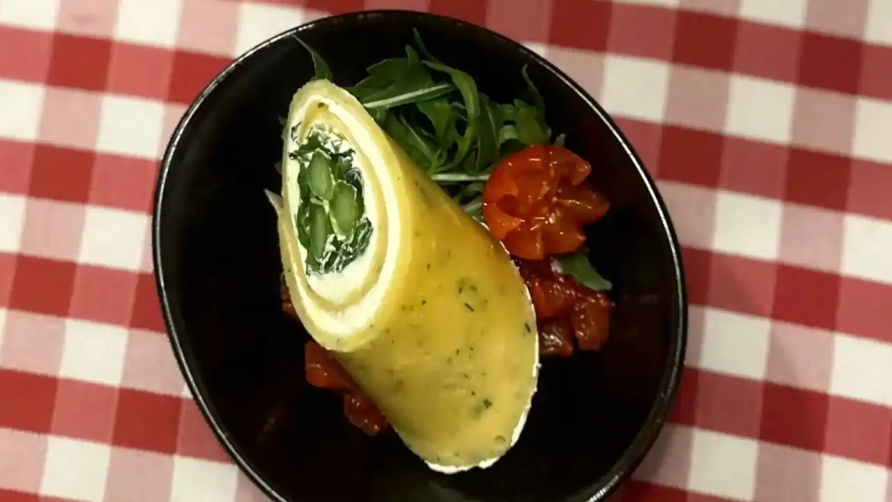 Image from LokalPlus: Gesund – und einfach! Gefüllte Kräuter-Crêperöllchen Ein Rezept aus de...