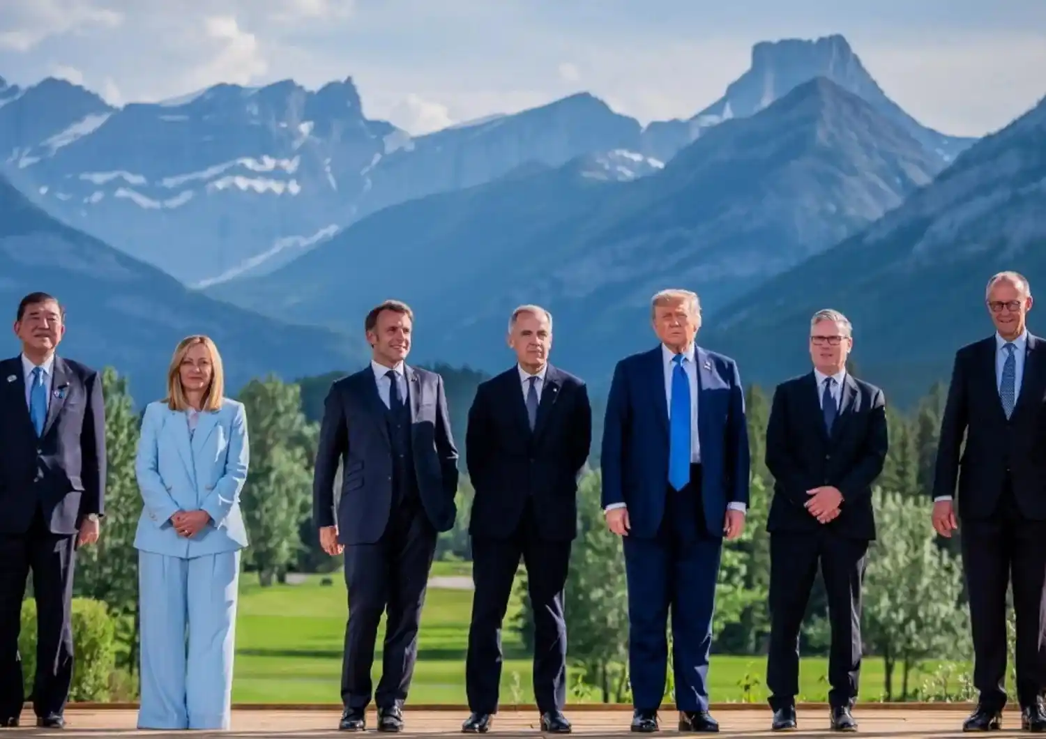 Image from Agi - Agenzia Italia: 📸 *La foto del giorno* Foto di famiglia del *G7 di Kananaskis*, sull...
