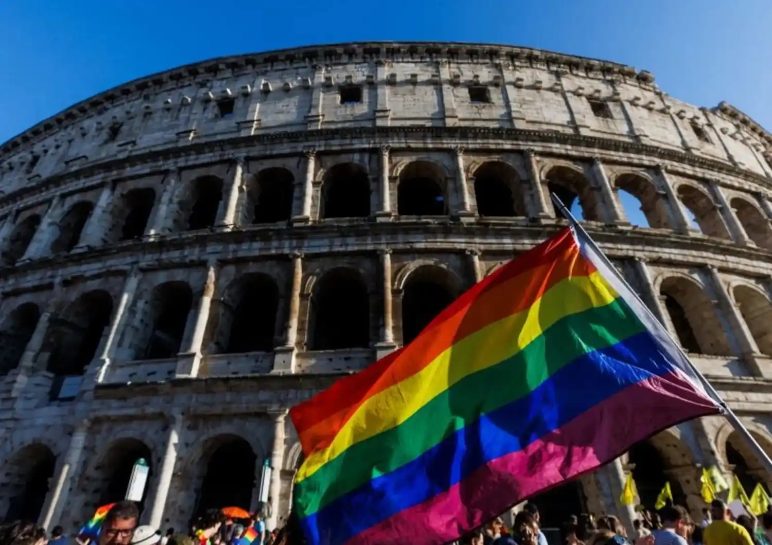 Image from Agi - Agenzia Italia: 🏳️🌈 *L'onda Pride su Roma. La madrina Rose Villain: "La mia voce pe...
