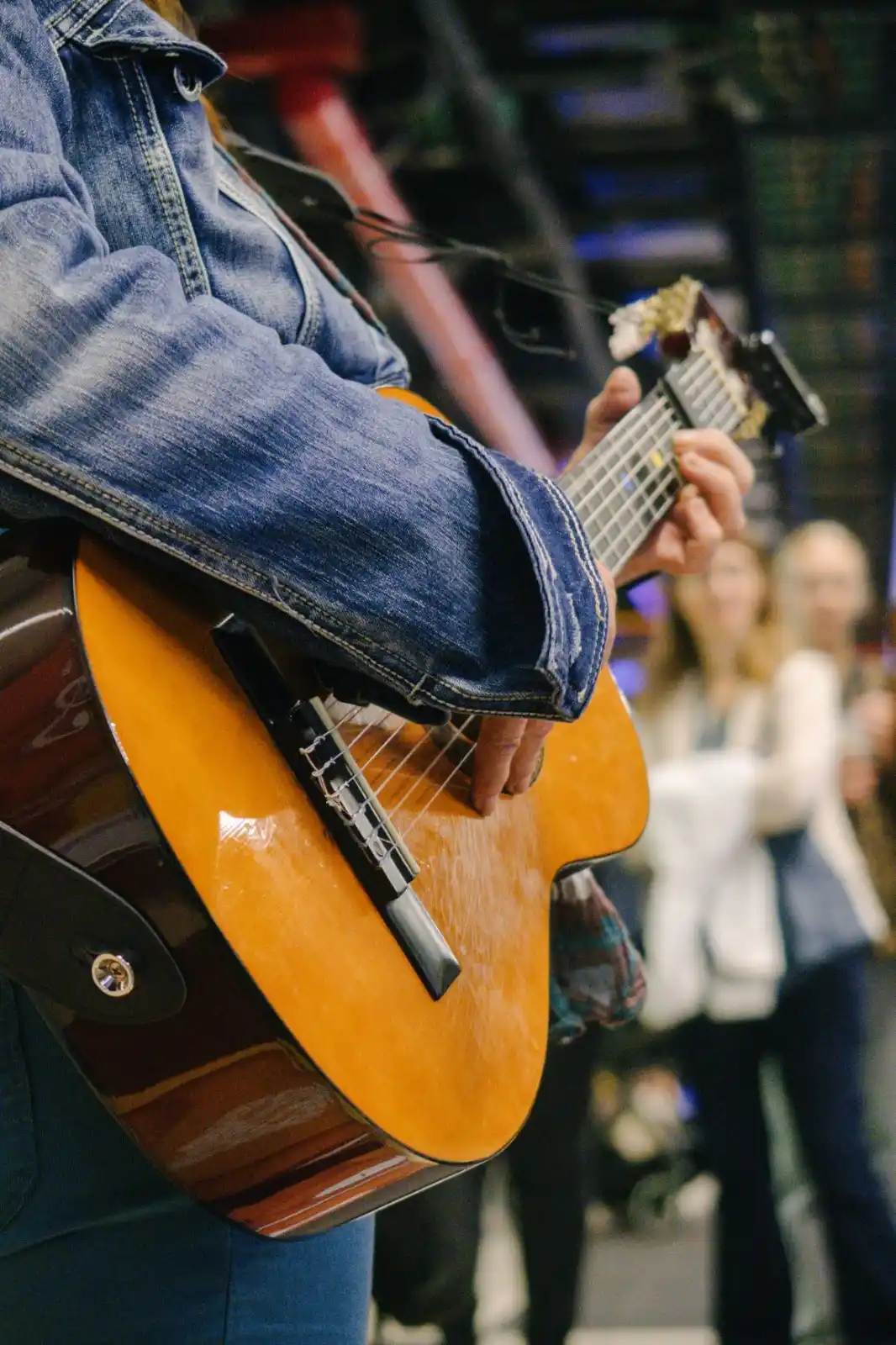 Image from MIVB: 🎸 Mag je zomaar muziek spelen in de Brusselse metro? 🎶 Ontdek hoe ar...