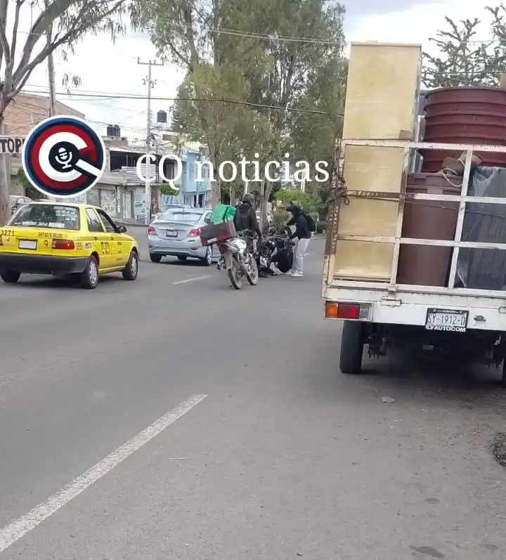 Image from CQ NOTICIAS 📝 (Sin Censura): 🚨🏍️ Motociclista cae por falla mecánica en bulevar de Las Américas. ...