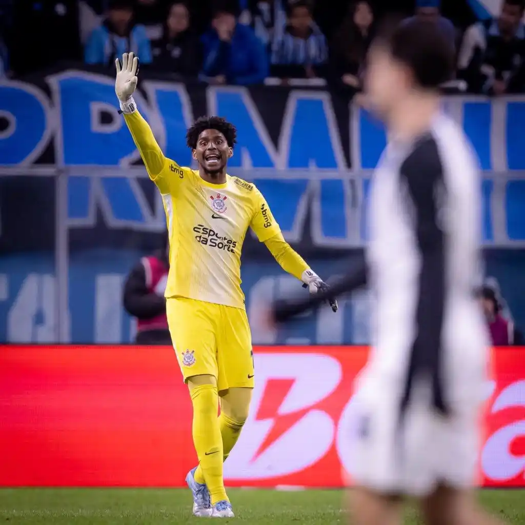 Image from SCCP News | Corinthians: ⚫️⚪️ | O Corinthians empatou com o Grêmio por 1 a 1 nesta quinta-feira...