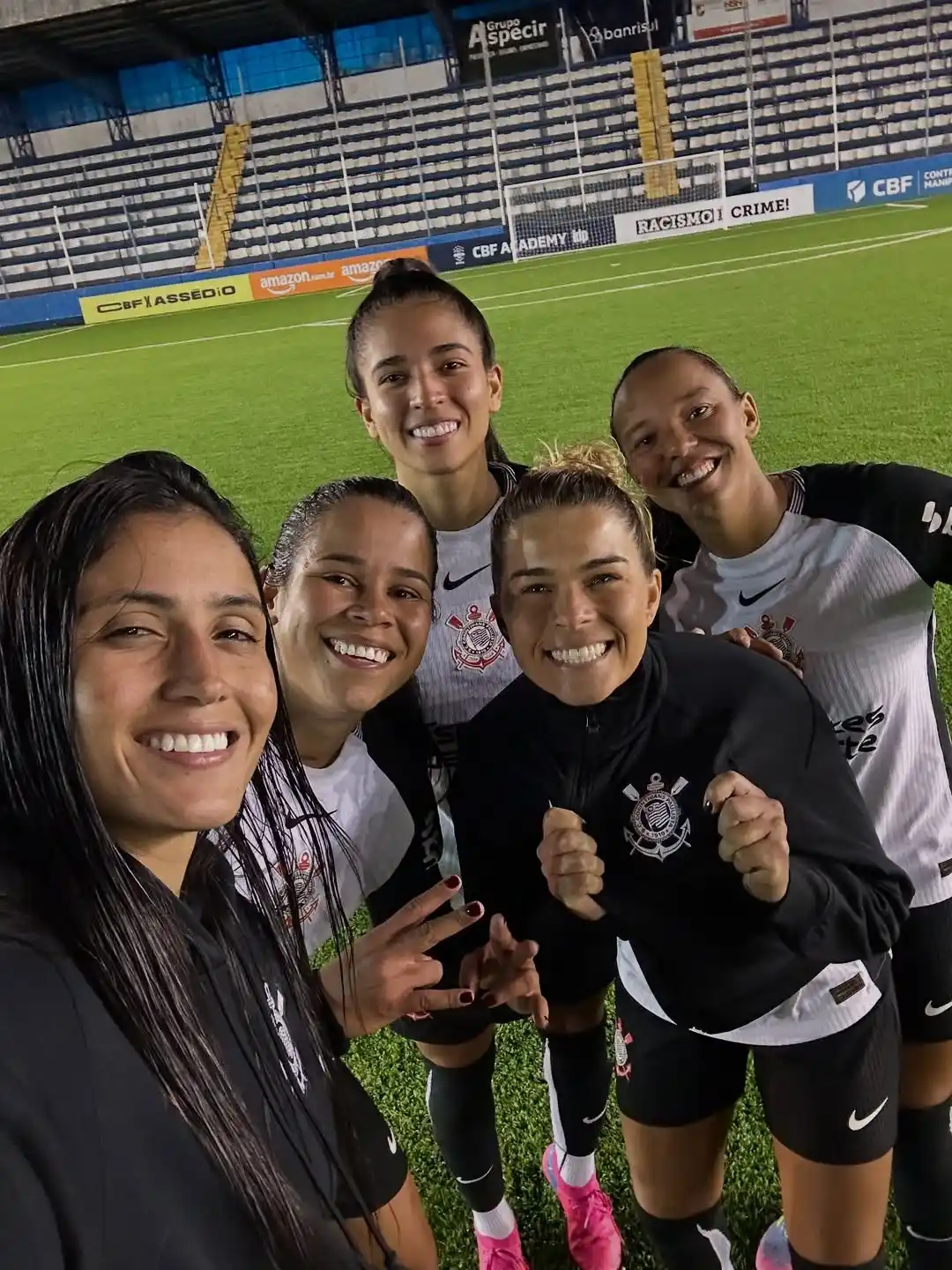 Image from 90min | Corinthians: Oiiiii! 🖐🏼 Depois de atropelar o Internacional por *5x0*, vamos bus...