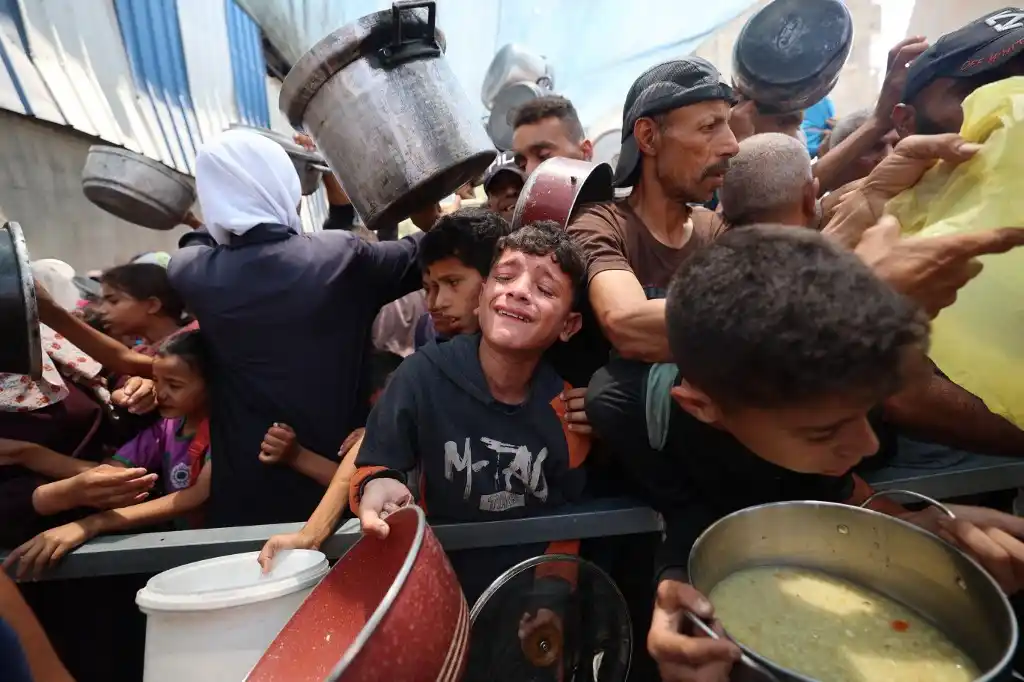 Image from Agi - Agenzia Italia: 🇵🇸 *Spari contro le persone in attesa del cibo. Decine di morti a Ga...