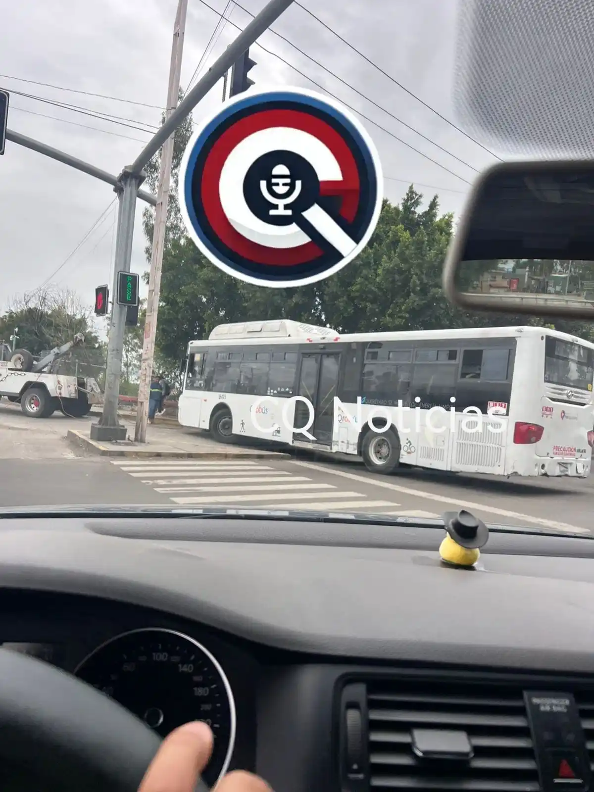 Image from CQ NOTICIAS 📝 (Sin Censura): ⚠️🚌 Qrobus se queda atorado en av revolución y av témpano esquina del...