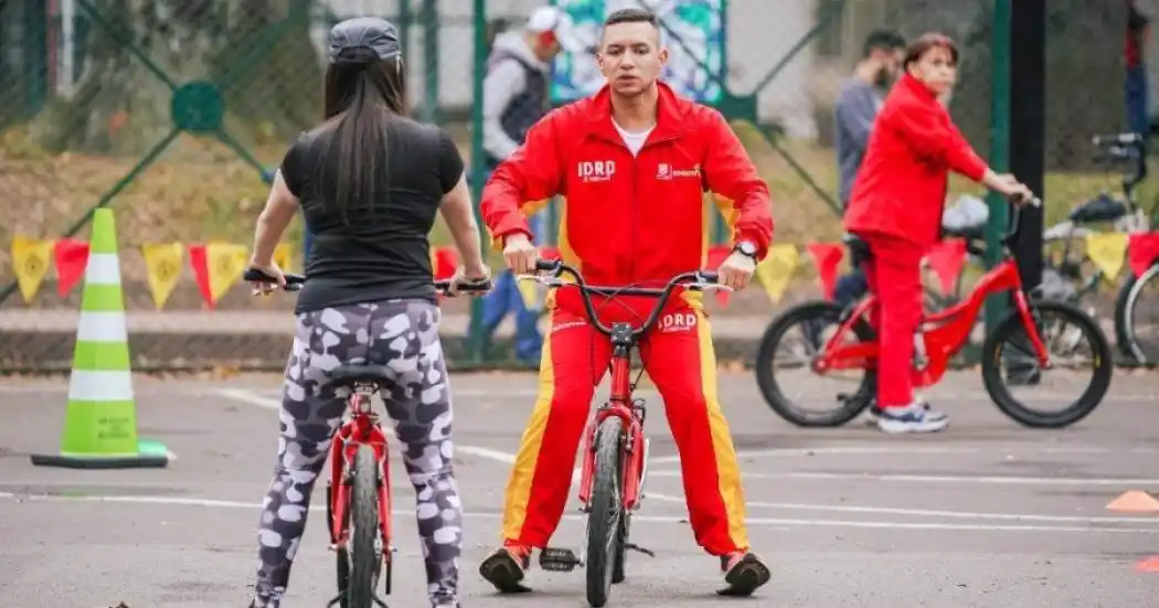 Image from Alcaldía Mayor de Bogotá: 🚴♀️¿Te imaginas trabajar pedaleando por Bogotá y guiando a otros en ...