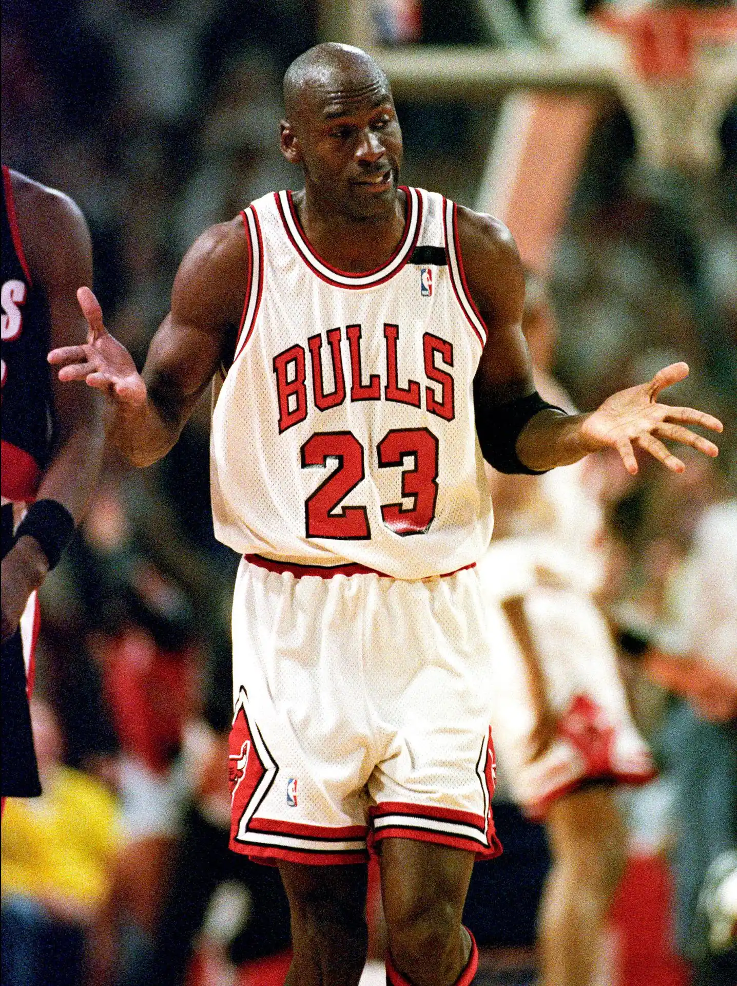 Image from Los Chicago Bulls: Un día como hoy, pero de 1992, MJ inmortalizaba el “shrug” después de ...
