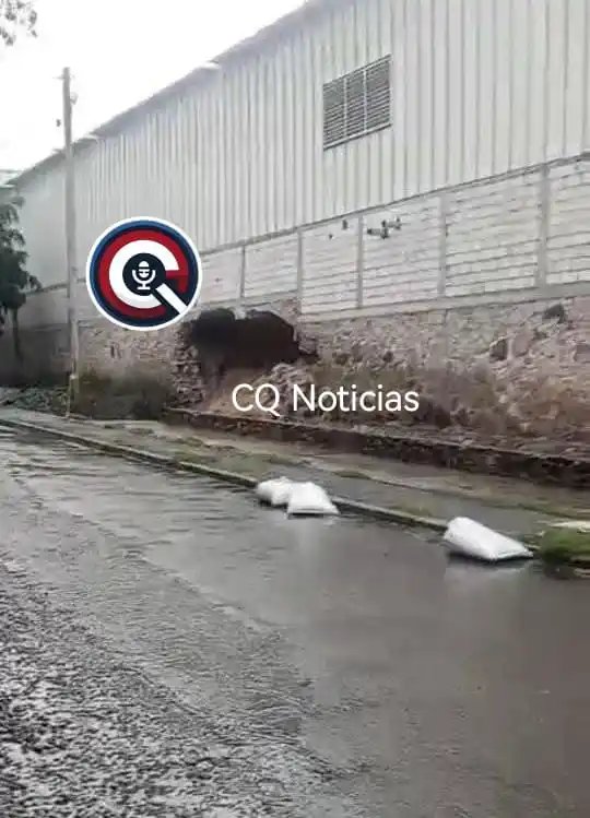 Image from CQ NOTICIAS 📝 (Sin Censura): ⚠️😱🕳️💦🌧️ Vecinos reportan socavón causado por el agua en la calle ...